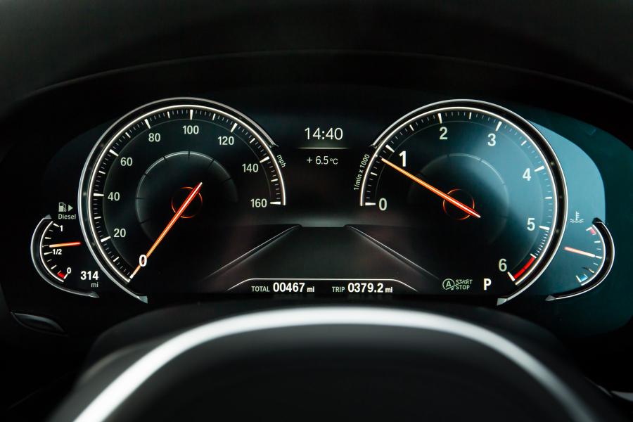 Панель приборов BMW 520d Sedan M Sport 2017 года  (UK) (фото 17 из 40)